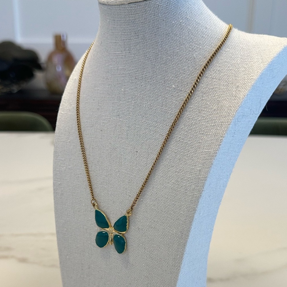 TOVA - Delicate Green Butterfly Pendant Necklace on Gold Tone Chain - Picture 4 of 16